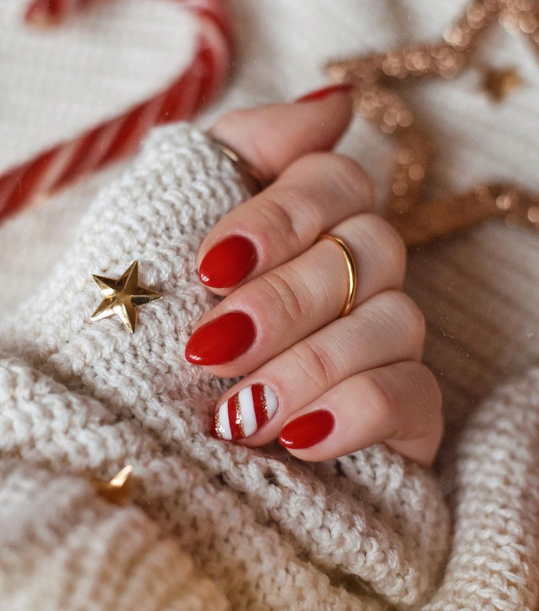 Sweet Candy Cane Winter Nail Art Idea